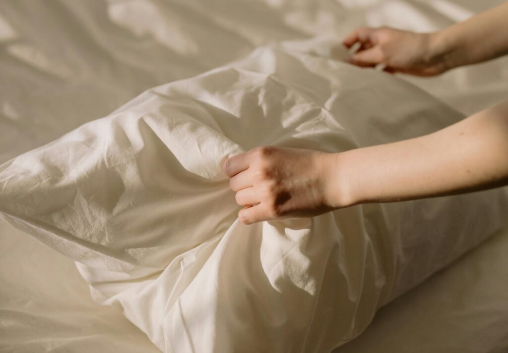 satin-vs-silk-pillowcases-which-is-more-comfortable2