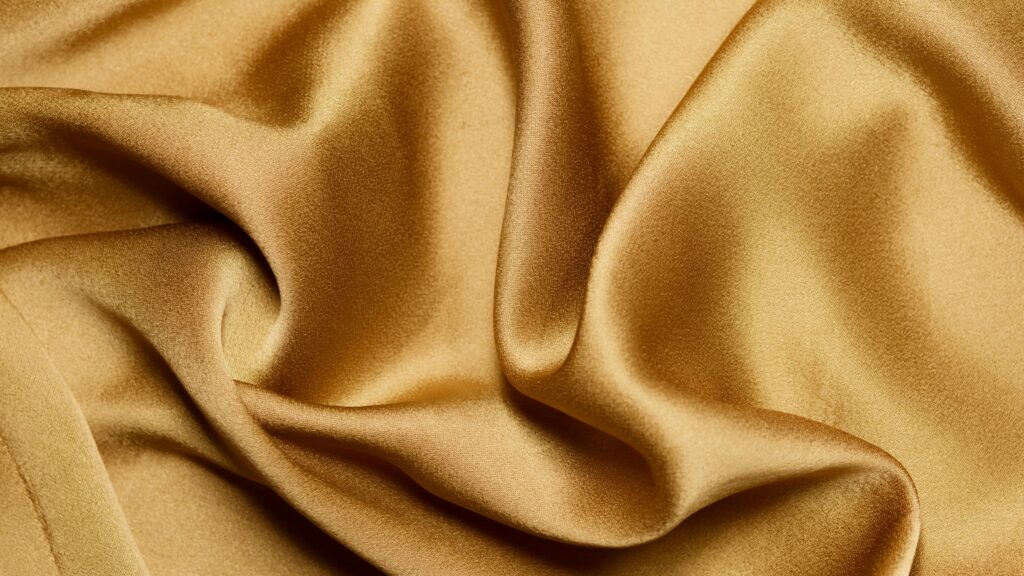 satin-vs-silk-pillowcases-which-is-more-comfortable3